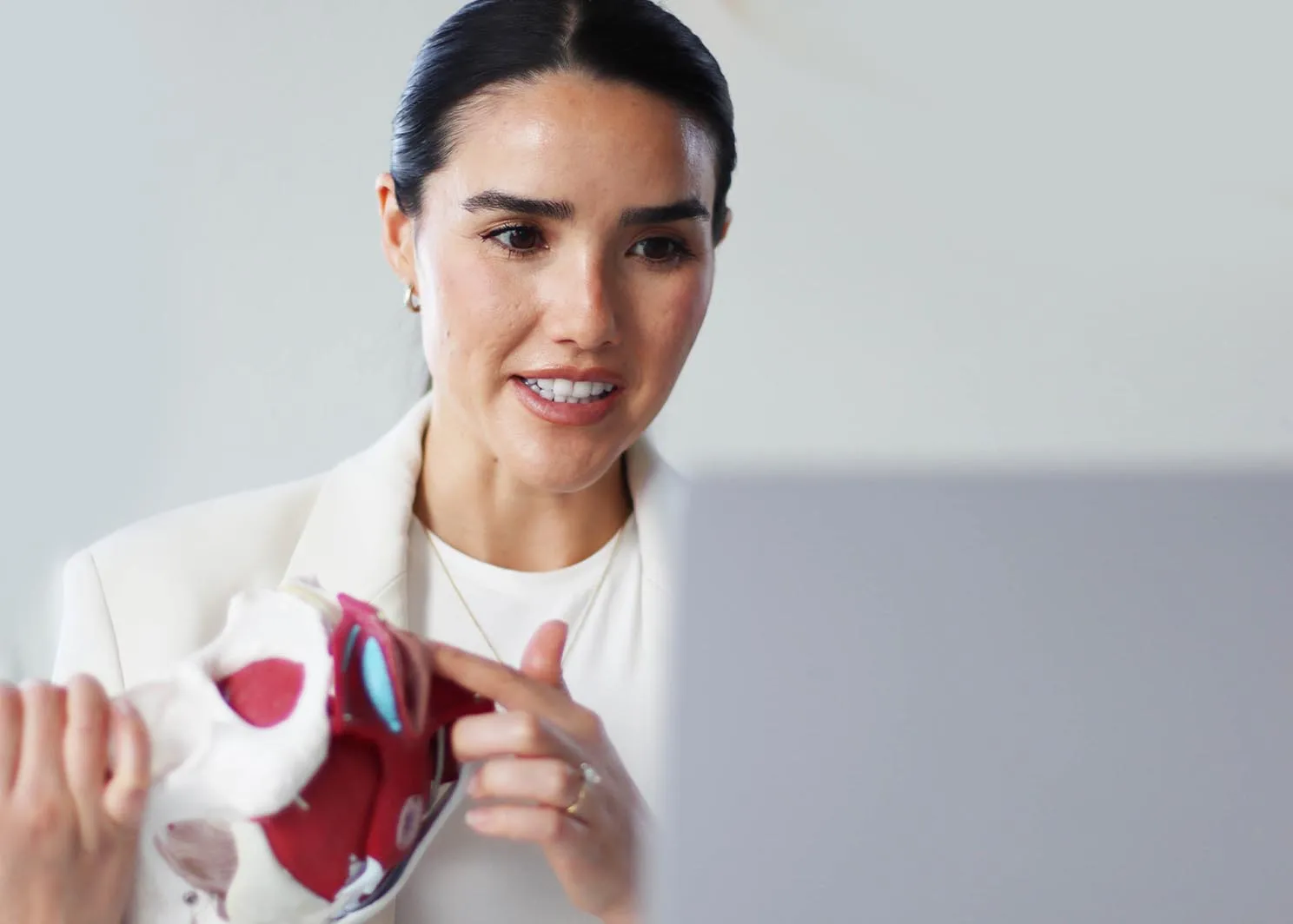 An image of Dr. Kylie running an online class on the pelvic anatomy